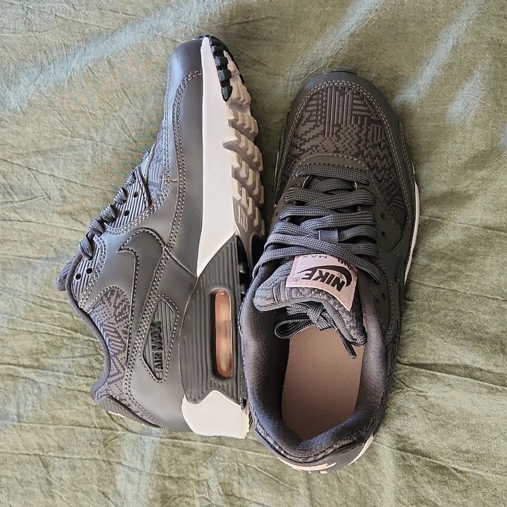 NIKE AIR MAX 90 SE MESH (GS)Dark Grey/ Anthracite-White Youth Size 4Y